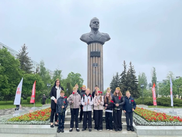 Возложение цветов.